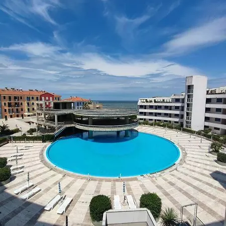 Blue Paradise: A Due Passi Dalla Spiaggia. Porto Recanati